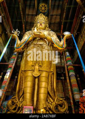 26 Meter hohe Statue der Göttin Janraisig, Sanskrit Avalokiteshvara, im Kloster Gandan, Migjid Janraisig Summe, Gandan Khiid, Ulan Bator Stockfoto