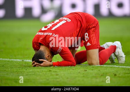 Leon Goretzka FC Bayern München enttäuscht auf dem Boden, Allianz Arena, München, Bayern, Deutschland Stockfoto