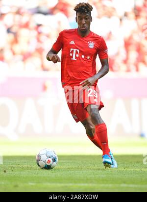 Kingsley Coman FC Bayern München auf den Ball, Allianz Arena, München, Bayern, Deutschland Stockfoto