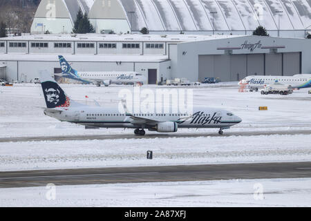 Portland, Oregon/USA, Februar 2019: Ein Alaska Airlines Boeing 737 NG Flugzeuge zu seinem Tor an der Portland International Airport (PDX) Schneesturm rollen. Stockfoto