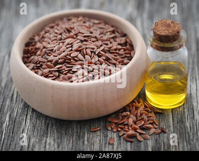 Leinsamen mit Öl in einem Glas auf Holz- Oberfläche Stockfoto