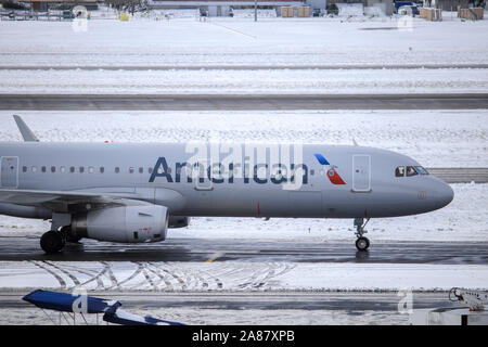 American Airlines Airbus A321 rollt zu seinem Tor an der Portland International Airport (PDX) nach landign an einem verschneiten Tag. Portland, Oregon, USA/Februar Stockfoto