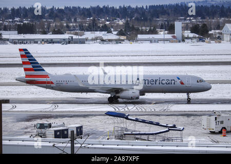 American Airlines Airbus A321 rollt zu seinem Tor an der Portland International Airport (PDX) nach landign an einem verschneiten Tag. Portland, Oregon, USA/Februar Stockfoto