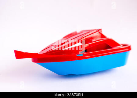 Red Boat auf weißem Hintergrund Stockfoto