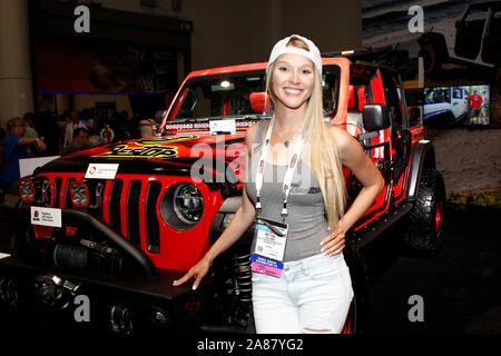 Las Vegas, USA. 06 Nov, 2019. Youtuber Brittany Williams und Stern von Netflix's 'Hyperdrive' besucht die 2019 SEMA Show, im Las Vegas Convention Center in Las Vegas, Nevada, am Mittwoch, 6. November 2019. Foto von James Atoa/UPI Quelle: UPI/Alamy leben Nachrichten Stockfoto