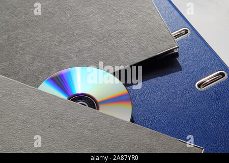 Ein Ordner mit DVD in eine leere Notepad Stockfoto