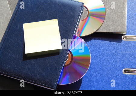 Ein Ordner mit DVD in eine leere Notepad Stockfoto