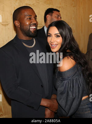 New York, NY, USA. 6 Nov, 2019. Kanye West & Kim Kardashian West nehmen an der Kanye West 'Gott' music video Präsentation auf der Burberry Store, 6. November 2019 in New York City folgen. Photo Credit: Walik Goshorn/Mediapunch/Alamy leben Nachrichten Stockfoto