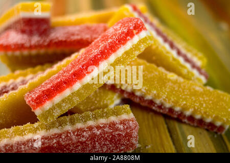 Bunte Bonbons Marmelade liegen in Haufen auf Holz- Hintergrund. Selektive konzentrieren. Close-up. Stockfoto