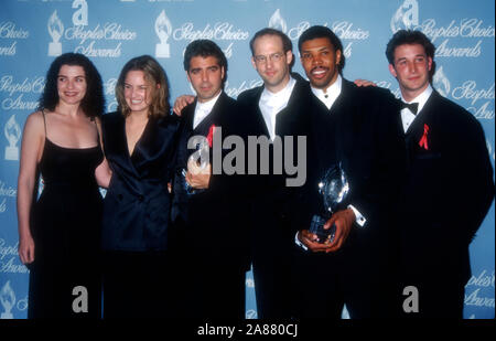 Universal City, Kalifornien, USA, 5. März 1995 (L-R) Schauspielerin Julianna Margulies, Schauspielerin Sherry Stringfield, Schauspieler George Clooney, Anthony Edwards, Schauspieler Eriq La Salle und Schauspieler Noah Wyle die 21. jährliche People's Choice Awards teilnehmen am 5. März 1995 auf der Bühne 12, Universal Studios in Universal City, Kalifornien, USA. Foto von Barry King/Alamy Stock Foto Stockfoto