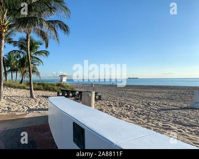 Fort Lauderdale, Florida - Lifeguard Tower, der Promenade und Frachtschiffe Stockfoto