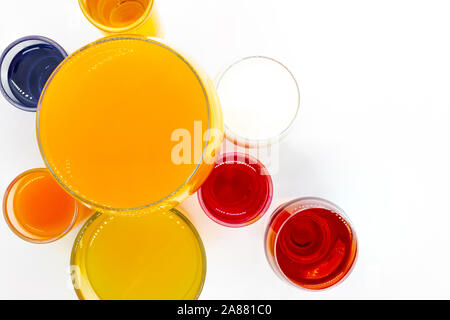 Abstrakte Komposition von verschiedenen bunten Getränke in andere Form Gläser Draufsicht auf weißem Hintergrund Stockfoto