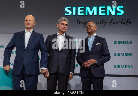 München, Deutschland. 07 Nov, 2019. Ralf Thomas (L-R), Finanzvorstand der Siemens AG, Joe Kaeser, Vorsitzender des Vorstands der Siemens AG, und Michael Sen, CEO der Siemens Energy Division und Mitglied des Vorstands der Siemens AG, auf dem Podium zu Beginn der Bilanzpressekonferenz über das Geschäftsjahr 2019. Credit: Peter Kneffel/dpa/Alamy leben Nachrichten Stockfoto