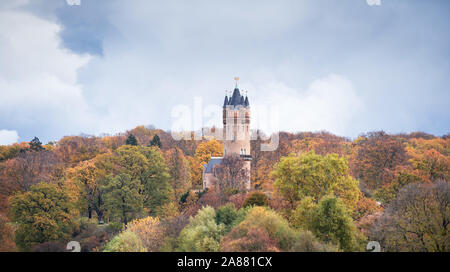 Potsdam, Deutschland. 05 Nov, 2019. Die flatow Tower im Park Babelsberg inmitten herbstliche Bäume. Credit: Soeren Stache/dpa-Zentralbild/ZB/dpa/Alamy leben Nachrichten Stockfoto