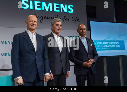 München, Deutschland. 07 Nov, 2019. Ralf Thomas (L-R), Finanzvorstand der Siemens AG, Joe Kaeser, Vorsitzender des Vorstands der Siemens AG, und Michael Sen, CEO der Siemens Energy Division und Mitglied des Vorstands der Siemens AG, auf dem Podium zu Beginn der Bilanzpressekonferenz über das Geschäftsjahr 2019. Credit: Peter Kneffel/dpa/Alamy leben Nachrichten Stockfoto