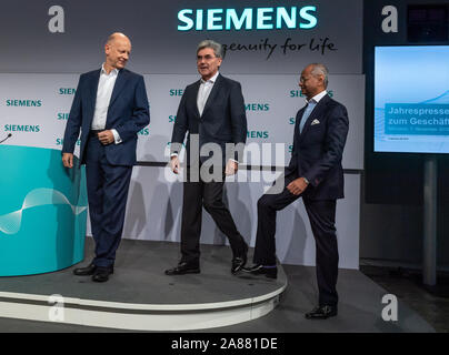 München, Deutschland. 07 Nov, 2019. Ralf Thomas (L-R), Finanzvorstand der Siemens AG, Joe Kaeser, Vorsitzender des Vorstands der Siemens AG, und Michael Sen, CEO der Siemens Energy Division und Mitglied des Vorstands der Siemens AG, nahm das Podium zu Beginn der Bilanzpressekonferenz über das Geschäftsjahr 2019. Credit: Peter Kneffel/dpa/Alamy leben Nachrichten Stockfoto