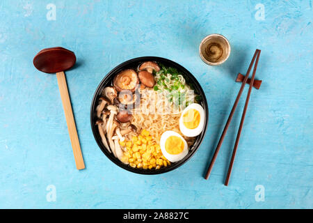 Ramen Suppe. Soba Nudeln mit Eiern, Shiitake-pilze, und Gemüse, Schuß von der Oberseite mit Willen, traditionellen hölzernen Löffel und Essstäbchen Stockfoto