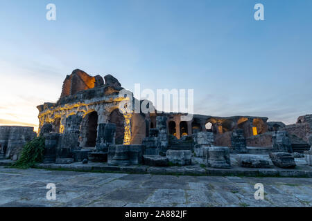 Nacht Blick auf das römische Amphitheater im antiken Capua, das zweite größte römische Amphitheater in Italien, Caserta entfernt. Stockfoto