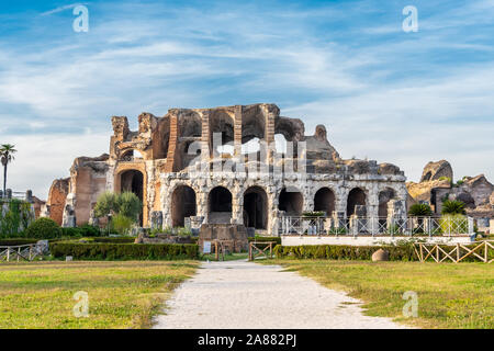 Die Ruinen der römischen Amphitheater im antiken Capua, Caserta, Süditalien befindet. Die zweite größte römische Amphitheater in Italien Stockfoto