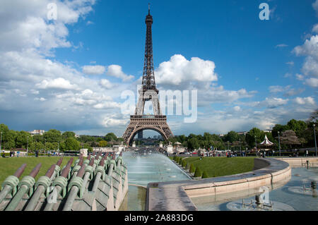 Paris, Frankreich, 18. Juli 2018: Der Eiffelturm in voller klare Sicht. Garten und Brunnen im Vordergrund. Stockfoto