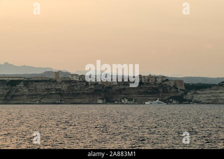 Die Limestone Küste und clifftop Zitadelle Stadt Bonifacio in der Dämmerung an der südlichen Spitze der französischen Insel Korsika - Corse du Sud Frankreich Stockfoto
