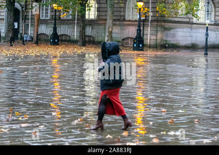 Preston, Lancashire. UK Wetter. 7 Nov, 2019. Starker Regen an den Start in den Tag in der Innenstadt. Kredit; Quelle: MediaWorldImages/Alamy leben Nachrichten Stockfoto