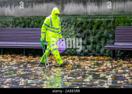 Preston, Lancashire. UK Wetter. 7 Nov, 2019. Starker Regen an den Start in den Tag in der Innenstadt. Credit: MediaWorldImages/Alamy leben Nachrichten Stockfoto