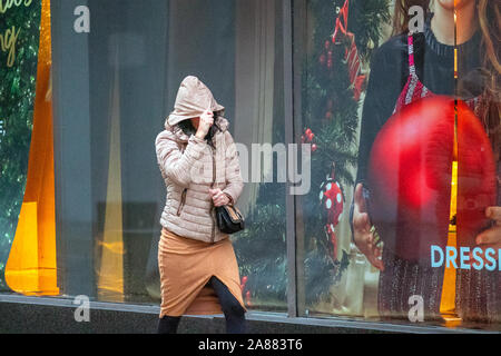 Preston, Lancashire. UK Wetter. 7 Nov, 2019. Starker Regen an den Start in den Tag in der Innenstadt. Credit: MediaWorldImages/Alamy leben Nachrichten Stockfoto