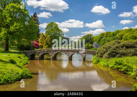 Blick über den See mit seinen Palladianische Brücke zum Pantheon an Stourhead Gardens, Wiltshire, England, Großbritannien Stockfoto