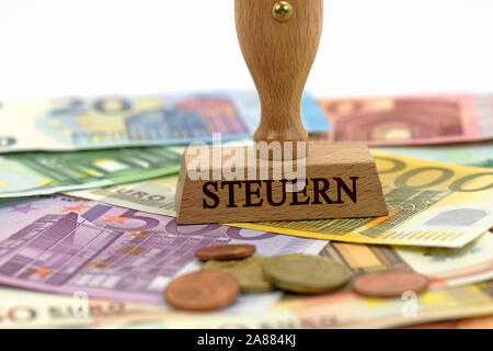 Stempel mit der Inschrift "Steuern", Banknoten Stockfoto