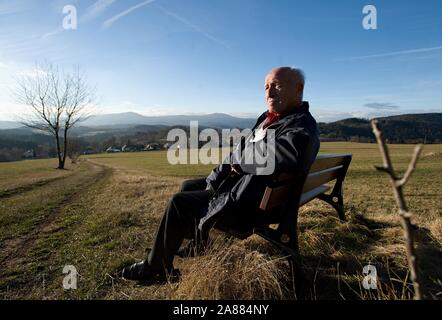 *** Dezember 23, 2015, Foto *** Letzte tschechoslowakische Ministerpräsident Jan Strasky starb im Alter von 78 Jahren heute, am 6. November 2019, Jan Havelka, der Ehrenvorsitzende des Tschechischen Touristen Club (Kct), die durch Strasky vor den Vorsitz hatte, Journalisten heute erklärte, bezieht sich auf die Familie und die Informationen bestätigen, die von Denik. Nach der Aufspaltung der Tschechoslowakei in 1993, Strasky diente als der Verkehr und die spätere Gesundheit Minister in der Regierung der Tschechischen Republik. Er war ein Mitglied des Tschechischen Nationalrates und die Abgeordnetenkammer, Mitglied der Demokratischen Bürgerpartei (ODS) und später der Freiheit U Stockfoto