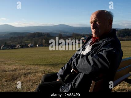 *** Dezember 23, 2015, Foto *** Letzte tschechoslowakische Ministerpräsident Jan Strasky starb im Alter von 78 Jahren heute, am 6. November 2019, Jan Havelka, der Ehrenvorsitzende des Tschechischen Touristen Club (Kct), die durch Strasky vor den Vorsitz hatte, Journalisten heute erklärte, bezieht sich auf die Familie und die Informationen bestätigen, die von Denik. Nach der Aufspaltung der Tschechoslowakei in 1993, Strasky diente als der Verkehr und die spätere Gesundheit Minister in der Regierung der Tschechischen Republik. Er war ein Mitglied des Tschechischen Nationalrates und die Abgeordnetenkammer, Mitglied der Demokratischen Bürgerpartei (ODS) und später der Freiheit U Stockfoto