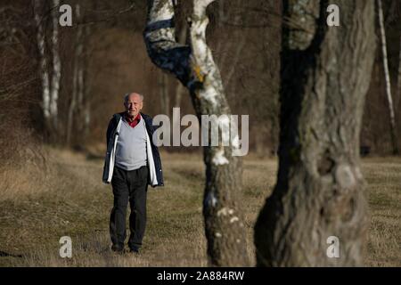 *** Dezember 23, 2015, Foto *** Letzte tschechoslowakische Ministerpräsident Jan Strasky starb im Alter von 78 Jahren heute, am 6. November 2019, Jan Havelka, der Ehrenvorsitzende des Tschechischen Touristen Club (Kct), die durch Strasky vor den Vorsitz hatte, Journalisten heute erklärte, bezieht sich auf die Familie und die Informationen bestätigen, die von Denik. Nach der Aufspaltung der Tschechoslowakei in 1993, Strasky diente als der Verkehr und die spätere Gesundheit Minister in der Regierung der Tschechischen Republik. Er war ein Mitglied des Tschechischen Nationalrates und die Abgeordnetenkammer, Mitglied der Demokratischen Bürgerpartei (ODS) und später der Freiheit U Stockfoto