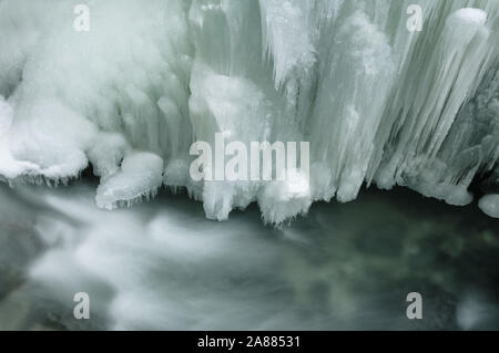 Winter in der Partnachklamm bei Garmisch-Partenkirchen, Bayern, Deutschland Stockfoto