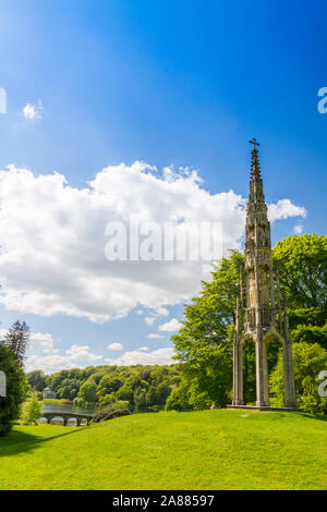 Die ehemalige Bristol hohe Kreuz mit Blick auf den See, die Palladianische Brücke und Pantheon an Stourhead Gardens, Wiltshire, England, Großbritannien Stockfoto