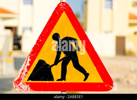 Männer an der Arbeit Schild auf der Straße. Baustelle, Straßenbau, im Bau, Männer an der Arbeit der Europäischen Zeichen als Dreieck Form mit roten b Stockfoto