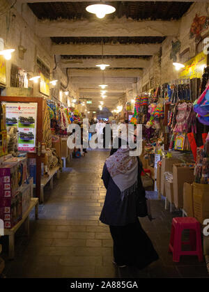 März 17, 2019: Innenraum Souq Waqif als einer der besten Lage für Touristen in Doha und bekannt für den Verkauf von traditionellen Kleider, Gewürze, handicraf Stockfoto