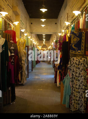 März 17, 2019: Innenraum Souq Waqif als einer der besten Lage für Touristen in Doha und bekannt für den Verkauf von traditionellen Kleider, Gewürze, handicraf Stockfoto