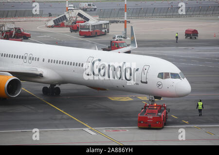 Hamburg, Deutschland. 07 Nov, 2019. Condor Flugzeug in Service am Flughafen Hamburg. Credit: Bodo Marks/dpa/Alamy leben Nachrichten Stockfoto