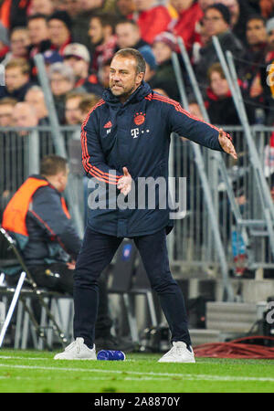 Champions League, Munich-Piraeus, München, 6. November 2019. Hansi FLICK, FCB-Trainer der FC BAYERN MÜNCHEN - Olympiakos Piräus Piräus UEFA Fußball Champions League, München, November 06, 2019, Saison 2019/2020, Gruppenphase, Gruppe B, FCB, Rot, Bayern, München © Peter Schatz/Alamy leben Nachrichten Stockfoto