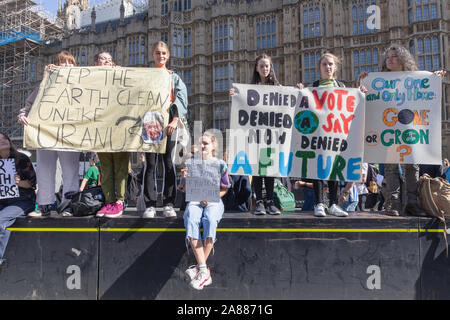 London/Großbritannien - 20. September 2019 - Weibliche Aktivisten halten Schilder an den Klima Streik außerhalb des Parlaments in Westminster Stockfoto