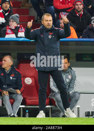 Champions League, Munich-Piraeus, München, 6. November 2019. Hansi FLICK, FCB-Trainer, FC BAYERN MÜNCHEN - Olympiakos Piräus Piräus UEFA Fußball Champions League, München, November 06, 2019, Saison 2019/2020, Gruppenphase, Gruppe B, FCB, Rot, Bayern, München © Peter Schatz/Alamy leben Nachrichten Stockfoto