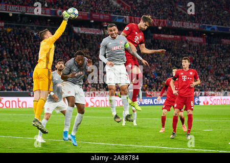 Champions League, Munich-Piraeus, München, 6. November 2019. Jose SA, Torwart Piräus 1 konkurrieren um die Kugel, Bekämpfung, Duell, Kopfzeile, Zweikampf, Action, Kampf gegen Javi Martinez, FCB 8 Omar ELABDELLAOUI, Piräus 14 Benjamin PAVARD, FCB 5 FC BAYERN MÜNCHEN - Olympiakos Piräus Piräus 2-0 UEFA Fußball Champions League, München, November 06, 2019, Saison 2019/2020, Gruppenphase, Gruppe B, FCB, Rot, Bayern, München © Peter Schatz/Alamy leben Nachrichten Stockfoto