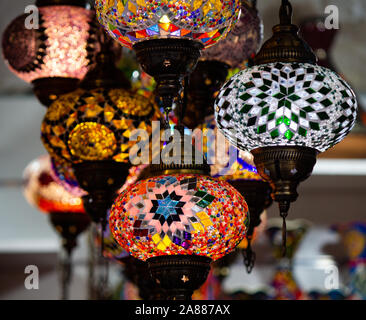 Ein Bündel von türkischen Lampen in einem der vielen Kemer Geschenkeladen. Antalya, Türkei. Stockfoto