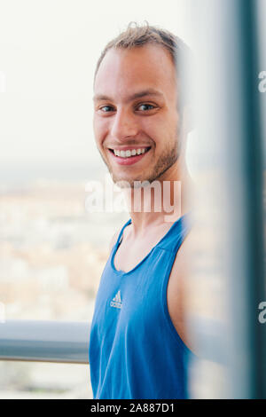 Portrait der junge lächelnde einzelnen homosexuellen Mann Stockfoto