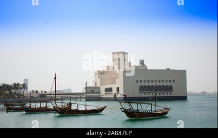 Doha, Katar - 19. April 2019. Museum für Islamische Kunst ist ein exzellenter Ort zum Besuchen. Eine schöne Architektur, traditionelle Boote Dhaus anch genannt sind Stockfoto