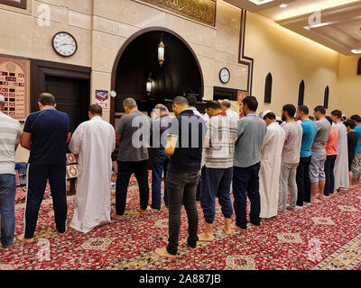 Muslimische Männer beten in Zeile in einer Moschee in Doha Qatar. Moslems beten fünf täglichen Gebet in einer Moschee. muslimische religiöse Männer. Stockfoto