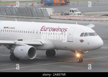 Hamburg, Deutschland. 07 Nov, 2019. Eine Eurowings Flugzeug in Service am Flughafen Hamburg. Credit: Bodo Marks/dpa/Alamy leben Nachrichten Stockfoto