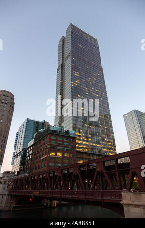 Wells Street Bridge und 300 North LaSalle, The Loop, Chicago, USA Stockfoto