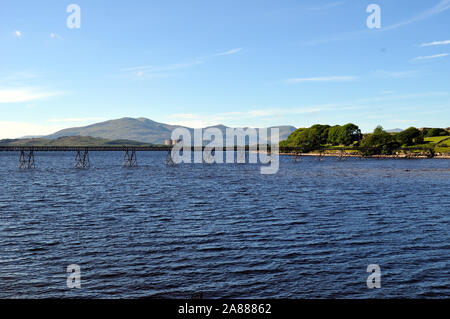 Ansicht der stillgelegten Kernkraftwerks Trawsfynydd aus der ganzen Llyn trawsfynydd See und eine lange Fußgängerbrücke überqueren den See Stockfoto